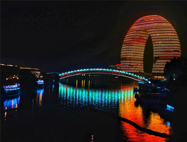 中国首家水上七星酒店，浙江湖州的地标建筑，当地人戏称为马桶盖